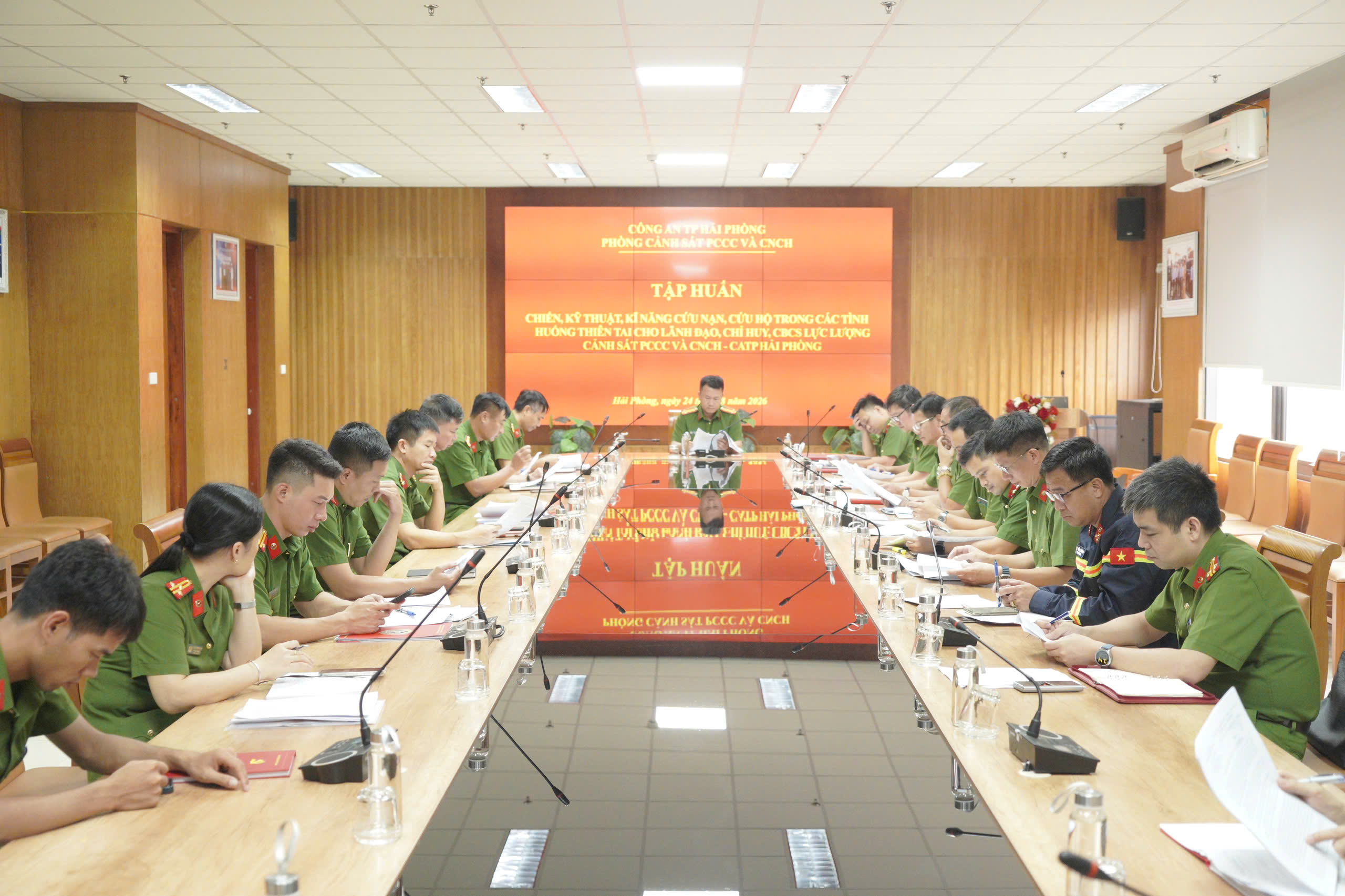 Phòng Cảnh sát PCCC và CNCH: Tập huấn kỹ, chiến thuật, kỹ năng cứu nạn, cứu hộ trong các tình huống thiên tai